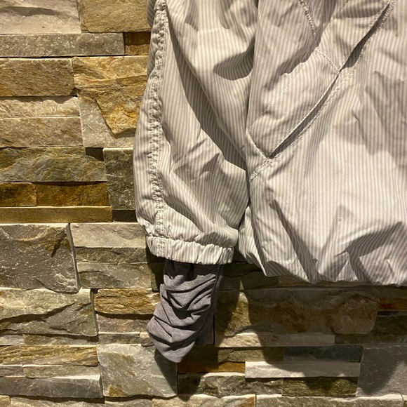 Lululemon Run Jacket - White, Lined with hood and a ton of pockets - size 8 - Picture 5 of 15